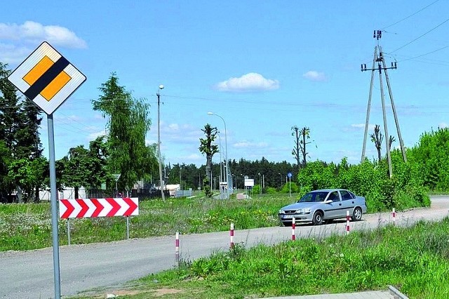 Dziś z mini obwodnicy Kolna do krajowej "63&#8221; prowadzi szutrowa droga, a chodnik urywa się. Już jesienią będzie tu rondo, które połączy tę drogę z "krajówką&#8221;.