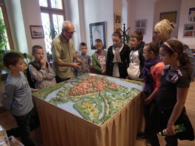 Grzegorz Bronicki, Oskar Soter, Jan Macuk, Dawid Poźniak, Kacper Kucharczyk, Sandra Markiewicz, Kinga Boryta, Sylwia Kuzdrowska, czyli klasa 5 z Połupina. Do zamku zawitali z nauczycielką Małgorzatą Witczak.