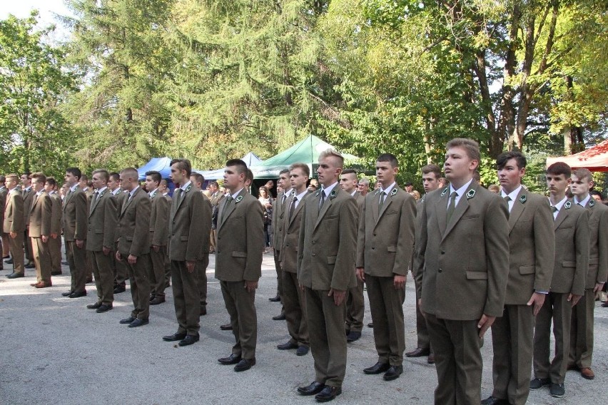 Widowiskowe urodziny dębu Bartka i fantazyjne pasowanie uczniów Zespołu Szkół Leśnych w Zagnańsku