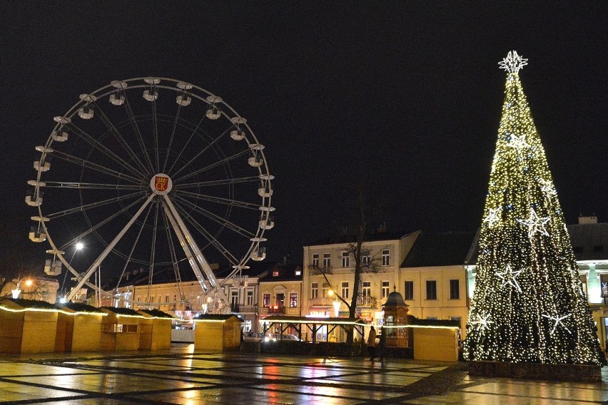 Gigantyczna karuzela już stoi na kieleckim Rynku. Od...