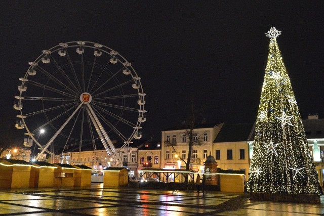 Gigantyczna karuzela już stoi na kieleckim Rynku. Od niedzieli będzie dostępna. Zobaczcie, jak pięknie prezentuje się nocą!>>> ZOBACZ WIĘCEJ NA KOLEJNYCH ZDJĘCIACH 