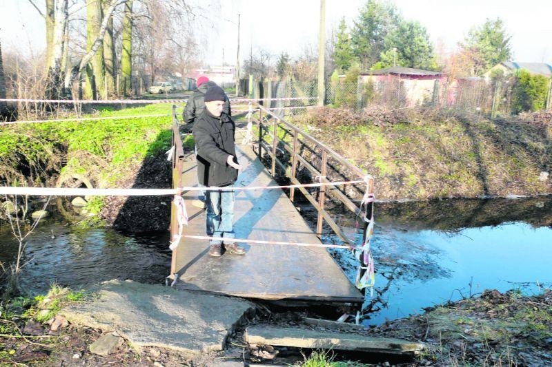 – Przyczółki się rozsypały, a most zawisł nad nurtem rzeki –...