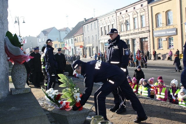 Poczty sztandarowe, delegacje, przedstawiciele organizacji społecznych i politycznych, uczniowie, przedszkolaki i mieszkańcy zebrali się przy Centrum Kultury i Sztuki, by stamtąd prowadzeni przez orkiestrę dętą przejść pod Pomnik Walk i Męczeństwa i złożyć kwiaty dla uczczenia 72 rocznicy wyzwolenia miasta. >> Najświeższe informacje z regionu, zdjęcia, wideo tylko na www.pomorska.pl 