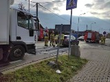 Zderzenie trzech aut na ulicy Prószkowskiej w Opolu. Na miejscu trzy zastępy straży pożarnej