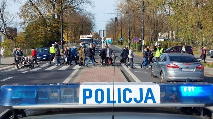 Nad bezpieczeństwem Polaków czuwa duża liczba policjantów.