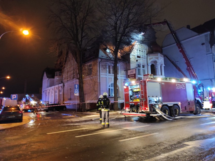 Akcję gaśniczą utrudniała wysokość budynku i trudny dojazd...