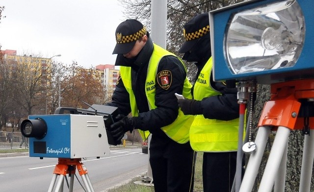 Straże gminne i miejskie od 1 stycznia 2016 roku nie będą mogły dokonywać kontroli fotoradarowej kierowców. Tak wynika z nowelizacji ustawy prawo o ruchu drogowym oraz ustawy o strażach gminnych, którą podpisał prezydent Andrzej Duda / Fot. Archiwum