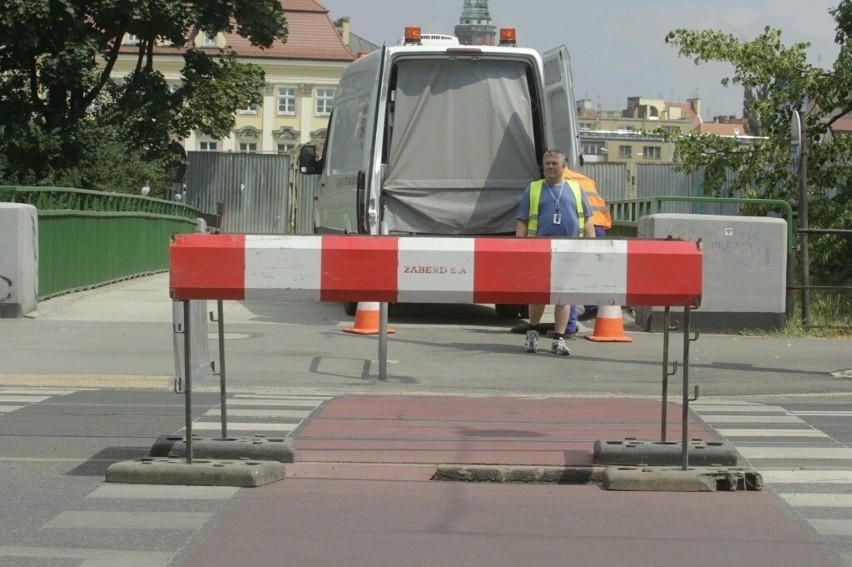 Dziura w drodze na Podwalu. Nie jeżdżą tramaje (ZDJĘCIA)