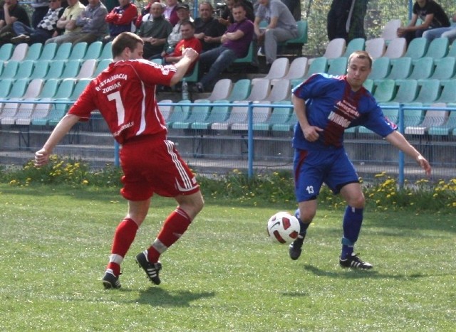 Wulkan pokonał Zodiaka Sucha, a gola na 2:0 zdobył Paweł Kocon (z prawej). Mimo porażki dobre spotkanie rozegrał w ekipie gości, Marek Sadowski (nr 7).