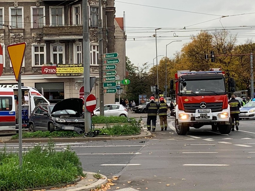 Kolizja w centrum Szczecina. Zderzenie dwóch aut na placu Kościuszki 
