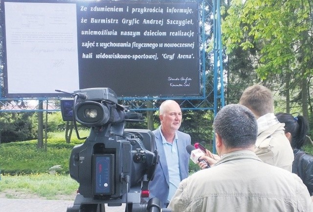 &#8211; Burmistrz uniemożliwia naszym dzieciom prowadzenie zajęć z wychowania fizycznego na nowej hali &#8211; oświadczył wczoraj podczas briefinguprasowego Kazimierz Sać, starosta gryficki. Burmistrz odpiera te zarzuty.