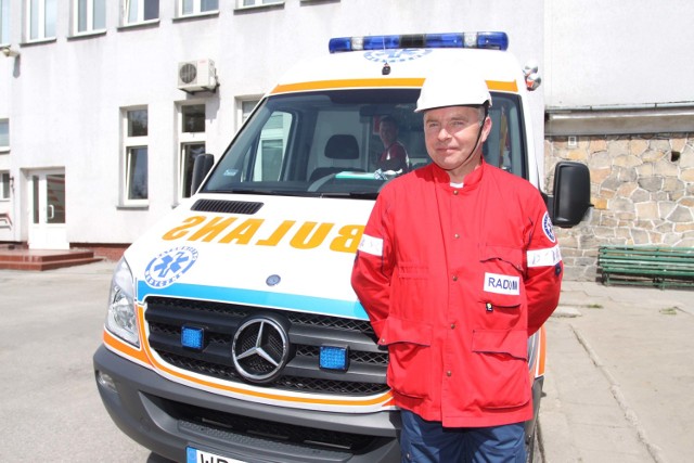 - Takie kaski mamy na wyposażeniu karetek &#8211; pokazuje Kazimierz Rokicki, kierowca zespołu karetki radomskiego pogotowia.
