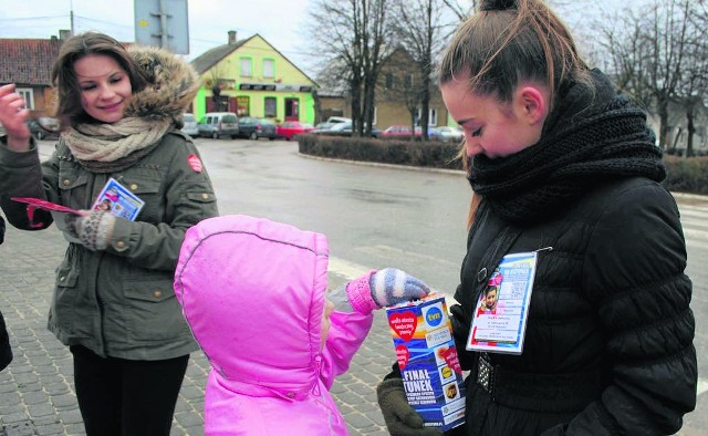 Tak w 2016 roku kwestowała  Natalia Bagińska (z prawej strony). Mieszkańcy chętnie wrzucali pieniądze do puszek. Organizatorzy liczą, że w tym roku będzie podobnie, a ludzie wesprą akcję