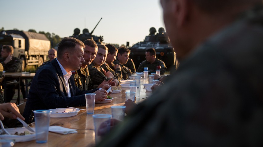 Minister Obrony Narodowej Mariusz Błaszczak z wizytą u żołnierzy przy granicy z Białorusią