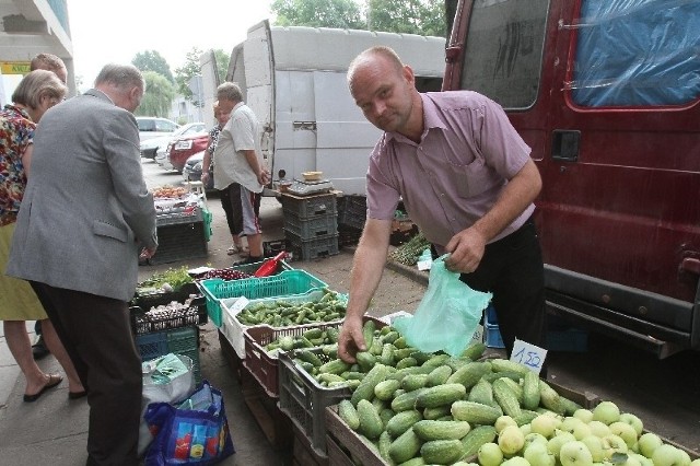 Pan Roman sprzedaje warzywa na ul. Rydla od piętnastu lat, ma stałych klientów.