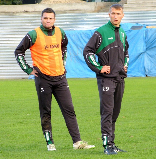 Piłkarzy Stali Stalowa Wola (z lewej Przemysław Żmuda, obok Robert Widz) czeka mecz na własnym stadionie z Unią Tarnów.