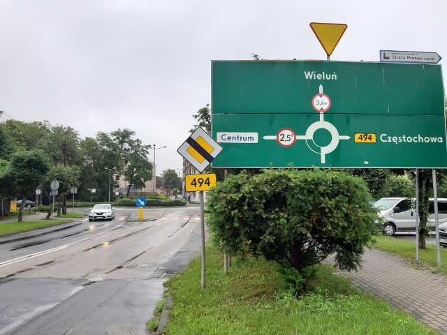 Ulice Konopnickiej i Kościuszki w Oleśnie jeszcze przed remontem. W Oleśnie podpisano umowę na remont tych dróg.