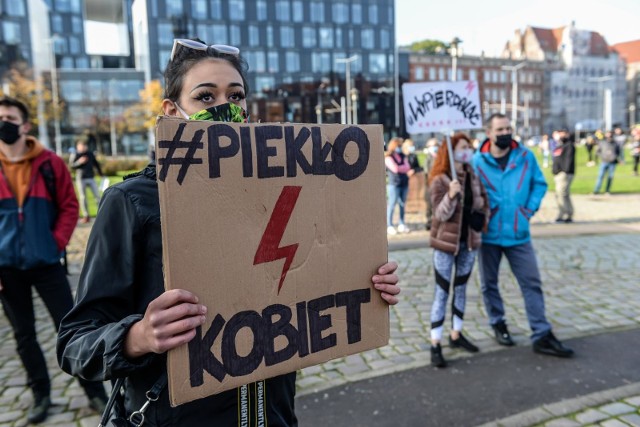 Protesty przeciwko zaostrzeniu prawa aborcyjnego odbyły się w wielu miastach Polski