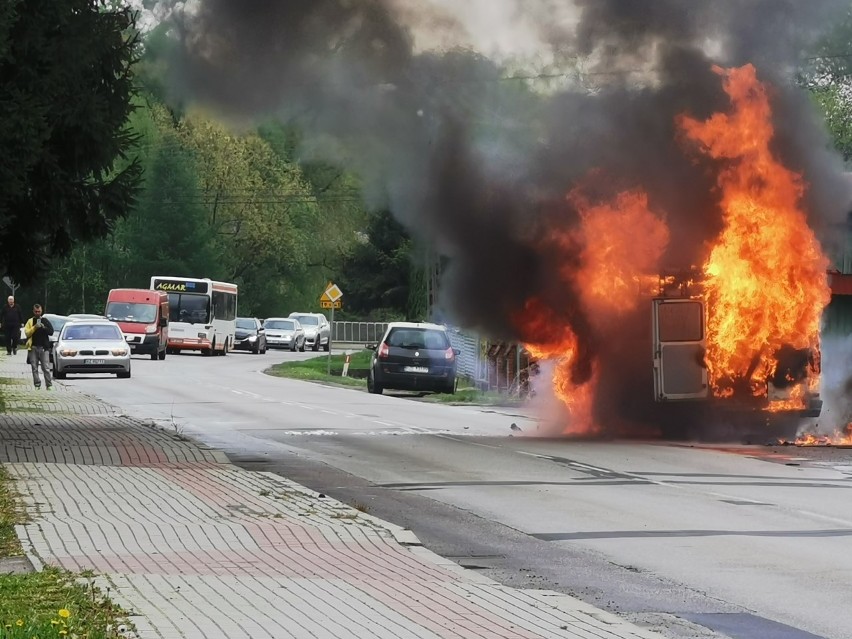 Pożar białego busa pod domem ludowym w Borku Starym. W akcji strażacy i policja [ZDJĘCIA INTERNAUTY]