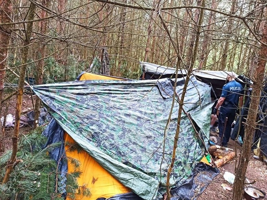 Biała Podlaska: Siedział w szałasie w środku lasu z workiem amfetaminy. Policja odkryła jego kryjówkę