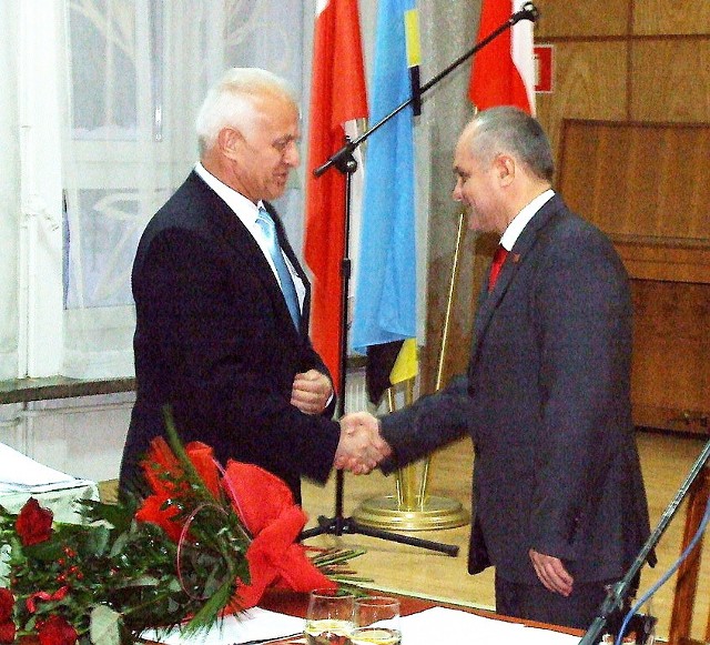 Bogdan Koszuta gratulował Leszkowi Kawskiemu, nowemu burmistrzowi miasta