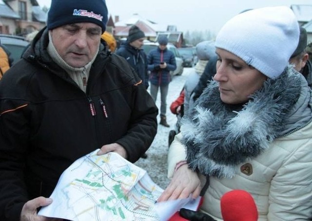 Mieczysław Gębski, radny gminy Kowala i Barbara Czyż, sołtys Sołtykowa protestowali przeciwko trzeciemu wariantowi trasy.