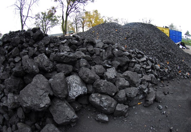 Jesienią na tani węgiel nie ma co liczyćNajniższe ceny węgla na składach obowiązują tuż po sezonie grzewczym, ale i później można natrafić na różne okazje i promocje.