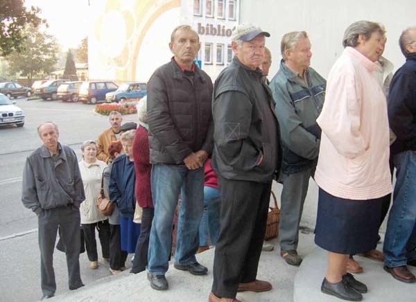 Wszystko jest złe: i to, że przyjmuje tylko jeden okulista, i sama organizacja zapisów. Wyraźnie widać, że ubezpieczony pacjent to chory gorszej kategorii niż idący prywatnie, chociaż faktycznie obaj płacą za wizytę.