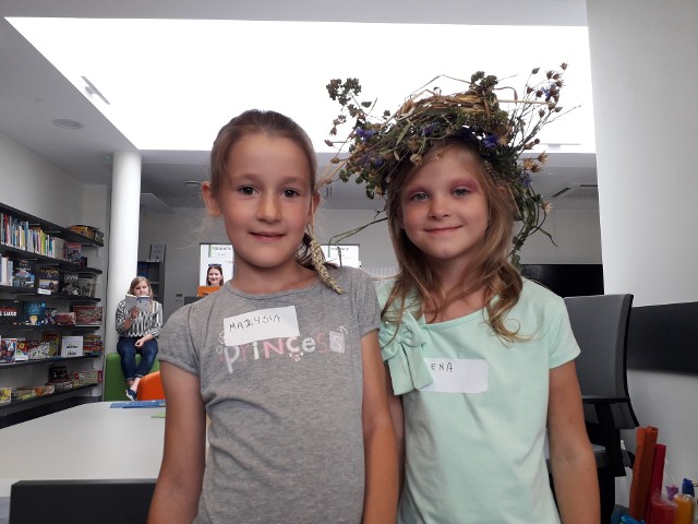 Podczas pierwszych zajęć w bibliotece 7-letnie Lena Rozwadowska i Marysia Otręba przebrały się za Rusałki