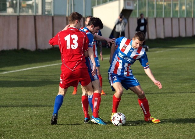 Kamil Nytko (przy piłce, nr 8) strzelił w Przechowie trzy gole.