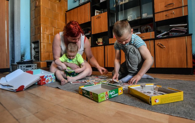 Rodzice bydgoszczanki nie żyją. Nie ma ona też nikogo, kto pomógłby jej oraz jej dzieciom. - Liczę jednak, że z mieszkaniem nam się uda - przyznaje młoda kobieta.