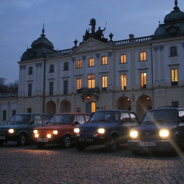 Fiat 126p ma w Białymstoku swych wiernych fanów. Zjechali się oni w niedzielę pod Pałacem Branickich.
