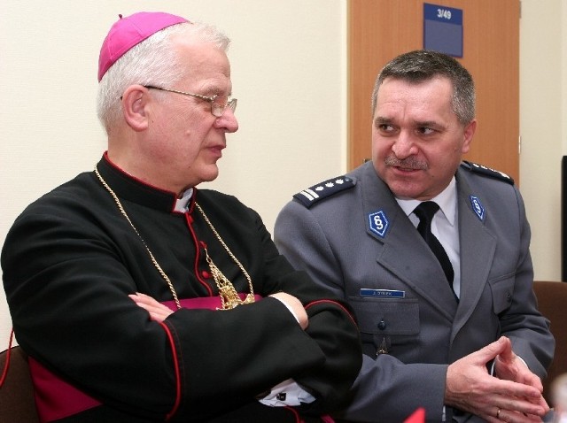 . Abp Józef Michalik znalazł czas na chwilę rozmowy z inspektorem Januszem Dymkiem, jarosławskim komendantem policji. - Różnie się ocenia policjantów, ale jeśli zdarzy się kłopot, to wtedy wszyscy krzyczą - dzwonić po policję. U was szukają ratunku &#8211; zauważył arcybiskup.