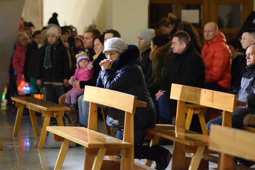 Msza w intencji ofiar wybuchu gazu przy ul. Leszczynowej w Szczyrku. Wierni modlili się w ciszy i skupieniu ZDJĘCIA