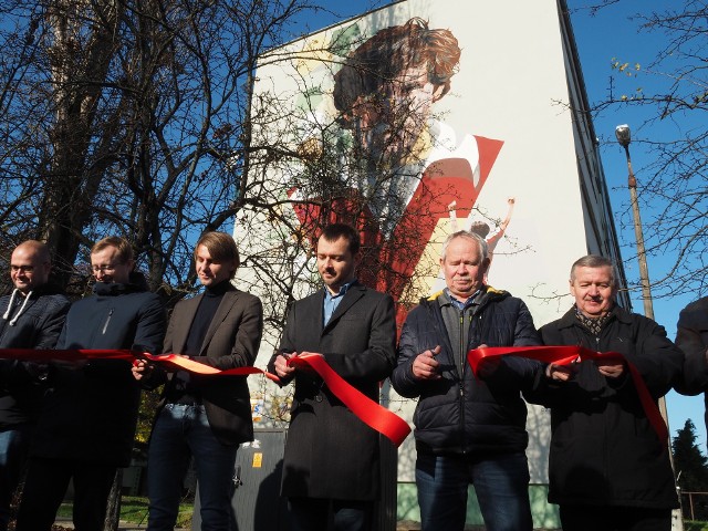 Piłkarze Wielkiego Widzewa Krzysztof Kamiński i Wiesław Wraga (od prawej) podczas uroczystości odsłonięcia muralu Włodzimierza Smolarka. Ta trójka walczyłaby o awans Widzewa do pucharów