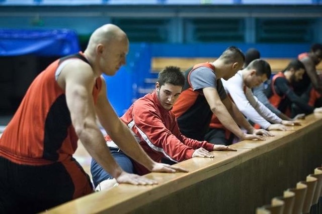 Kibic Energi Czarnych Słupsk (drugi z lewej) w nagrodę trenował z koszykarzami.