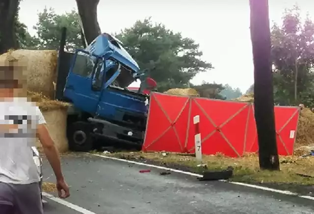 Do tragicznego wypadku doszło w piętek, 24 sierpnia, na drodze K22 Kostrzyn - Słońsk na wysokości Czarnowa. Samochód ciężarowy omijał opla, który wyjechał z bocznej drogi. Niestety, uderzył w drzewo. Kierowca ciężarówki nie żyje - informuje policja ze Słubic. - Kierujący osobowym oplem wyjechał z podporządkowanej drogi z Czarnowa. Nie ustąpił pierwszeństwa przejazdu ciężarówce, którą kierował 57-letni mężczyzna. Kierowca nie chciał doprowadzić do zderzenia z oplem, ominął auto i uderzył w drzewo. Kierowca ciężarówki nie żyje - mówi Magdalena Jankowska ze słubickiej policji. Oplem, którym podróżowały cztery osoby, kierował 23-letni mężczyzna. Był trzeźwy.Droga jest zablokowana. Policja kieruje pojazdy w stronę Czarnowa, Ośna, dalej na obwodnicę i drogę K22. Zobacz również: CBA w gorzowskim szpitalu:POLECAMY RÓWNIEŻ PAŃSTWA UWADZE:Lubniewice: Wdzięczność ratownikom okazali groźbami i pięściami