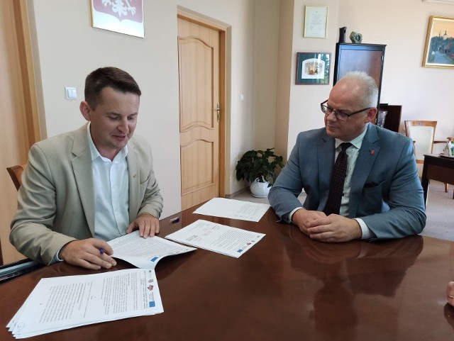 1 września burmistrz miasta i gminy Małogoszcz Mariusz Piotrowski podpisał umowę na wykonanie prac przy zbiornikach wodnych w Karsznicach, Lasochowie, Mieronicach i Żarczycach Dużych.