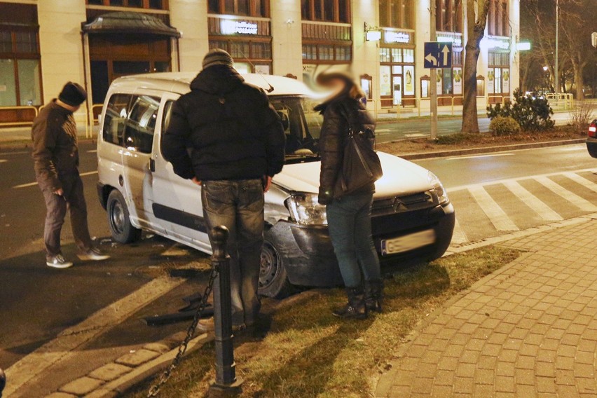 Kolizja dwóch aut na skrzyżowaniu ulic Tuwima i  Ł...