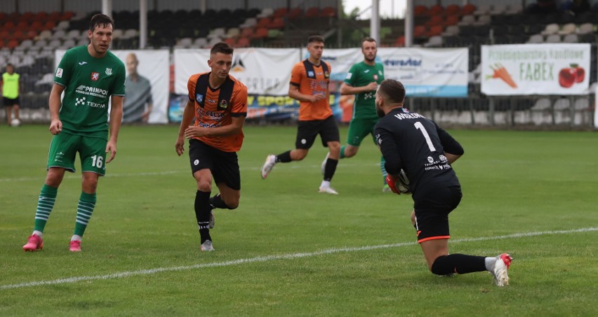 3 liga. Piłkarze KSZO 1929 Ostrowiec pewnie pokonali Wisłokę Dębica 3:1. Ozdobą meczu był gol Radosława Sylwestrzaka z połowy boiska!