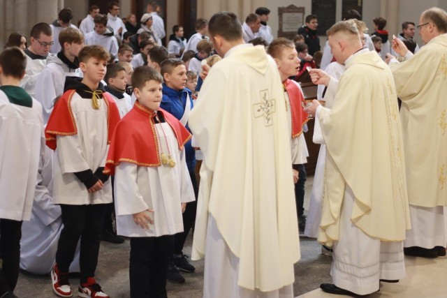 Podczas mszy św. w Archidiecezjalnym Dniu Służby Liturgicznej ministranci odnowili przyrzeczenie służby przy ołtarzu pańskim.