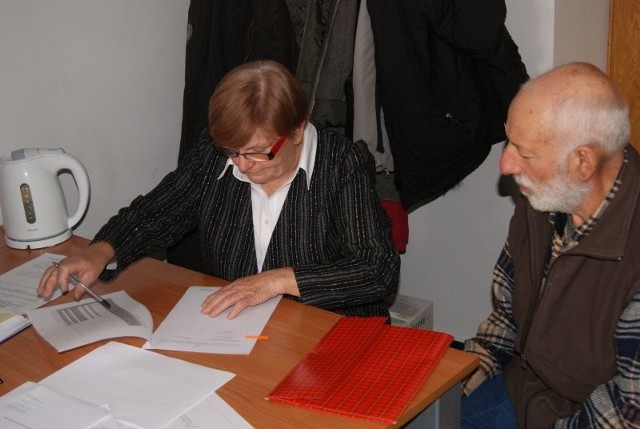 Jerzy Kolanowski podpisuje umowę
