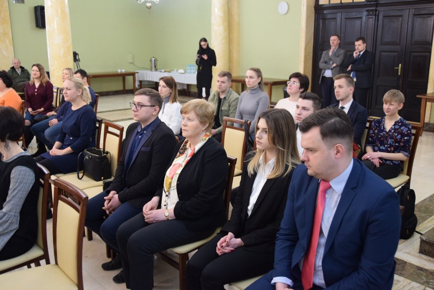 Dziewięciu nowych obywateli Polski. Wojewoda wręczył akty nadania obywatelstwa polskiego
