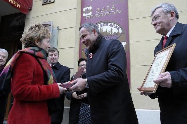 - Jeśli tylko można się uchronić przed chorobą i jej długofalowymi skutkami, których do końca jeszcze nie znamy, należy z takiej szansy skorzystać. Zaszczepiłam się przeciwko Covid-19 w pierwszym możliwym terminie - mówi dr n. med. Małgorzata Czajkowska-Malinowska.