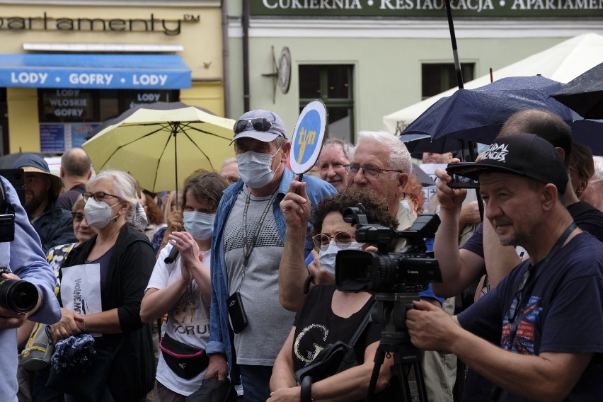 Manifestacja "Wolne media, wolni ludzie, wolna Polska" pod pomnikiem Kopernika w Toruniu [Zdjęcia]