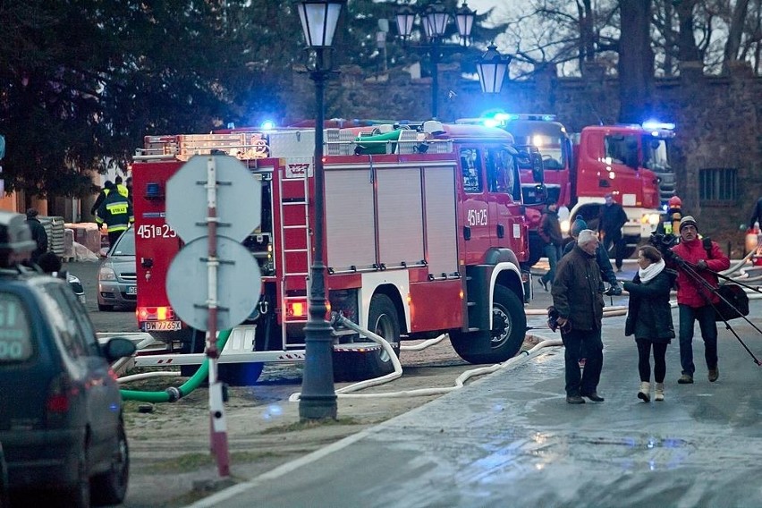 Pożar zamku Książ w Wałbrzychu. Potężne straty. Zawinili robotnicy? (FILMY I ZDJĘCIA)