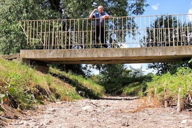 Mieszkańcy Rubinkowa  z niepokojem obserwują wyschnięte koryto Strugi Toruńskiej