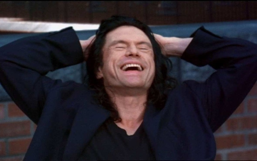 Tommy Wiseau w słynnej scenie, w której się śmieje