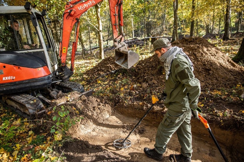 W okopach Doliniy Śmierci pod Chojnicach kolejne znaleziska. Tym razem m.in. kobieca broszka