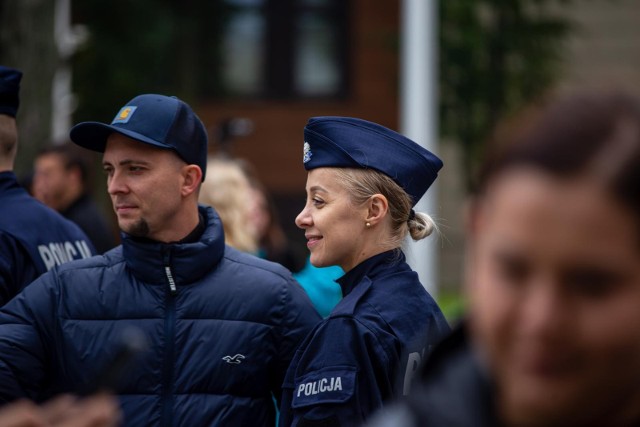 Na placu przed Komendą Wojewódzką Policji w Białymstoku odbyło się uroczyste ślubowanie nowo przyjętych funkcjonariuszy (27.09.2022)